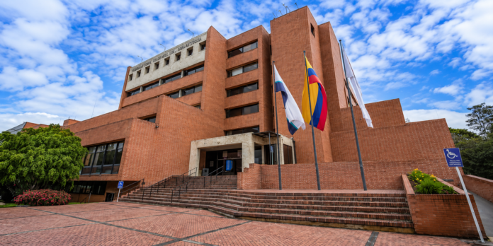 Fachada principal del edificio del Consejo Nacional Electoral (CNE) en Bogotá, Colombia.