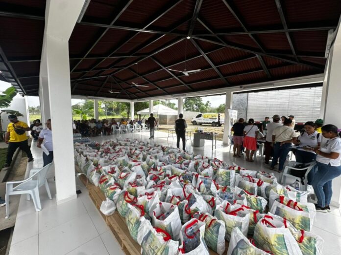 Cientos de paquetes de alimentos de Prosperidad Social listos para ser entregados a familias vulnerables durante la jornada de Hambre Cero.