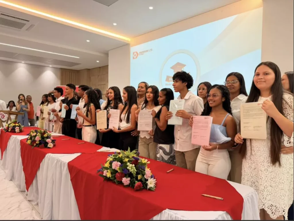Jóvenes del Cesar y Magdalena en la ceremonia oficial por los 20 años del Programa de Becas Drummond.