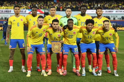 Formación oficial del equipo titular de la Selección Colombia posando en el terreno de juego antes de un compromiso internacional.