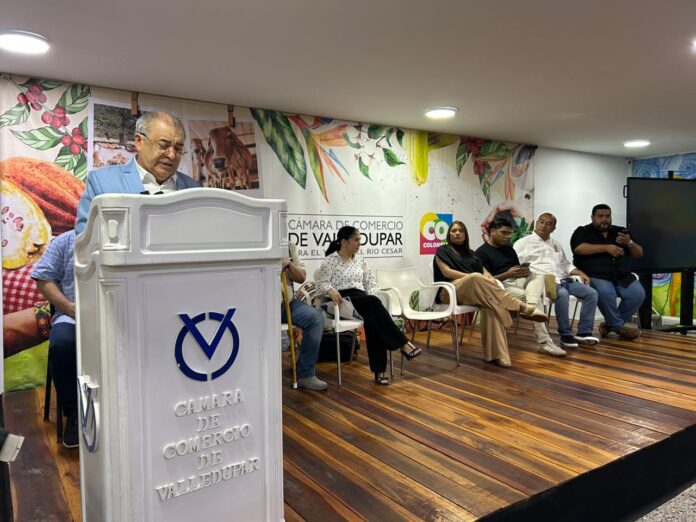 José Luis Urón Márquez, presidente de la Cámara de Comercio de Valledupar, interviniendo en un evento sobre formalización empresarial en el Cesar.
