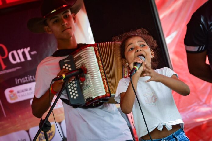 Sheryl Sofía Arcos improvisando versos durante la final de la Piqueria Infantil en el Festival Vallenato 2026.