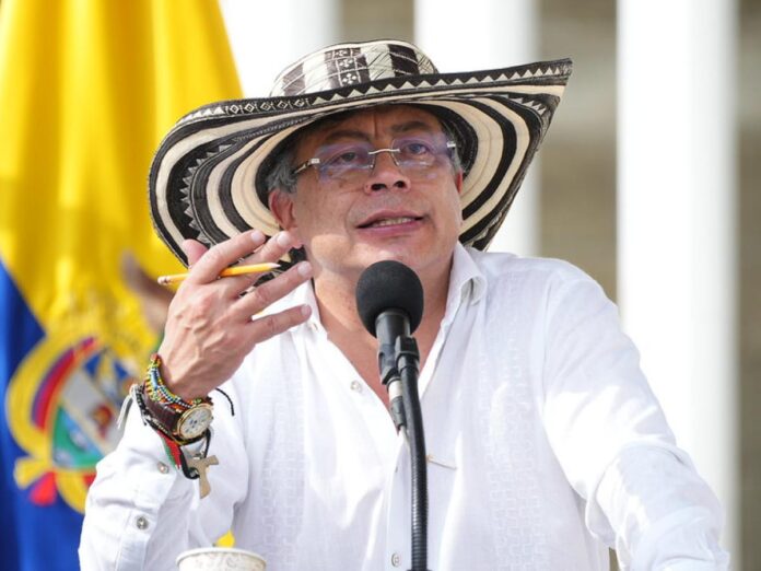 El presidente Gustavo Petro con sombrero vueltiao durante una intervención pública, en el contexto de sus advertencias como Gustavo Petro en EE. UU.