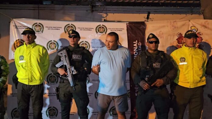 Policía presenta a capturado en Valledupar durante operativos contra el crimen.