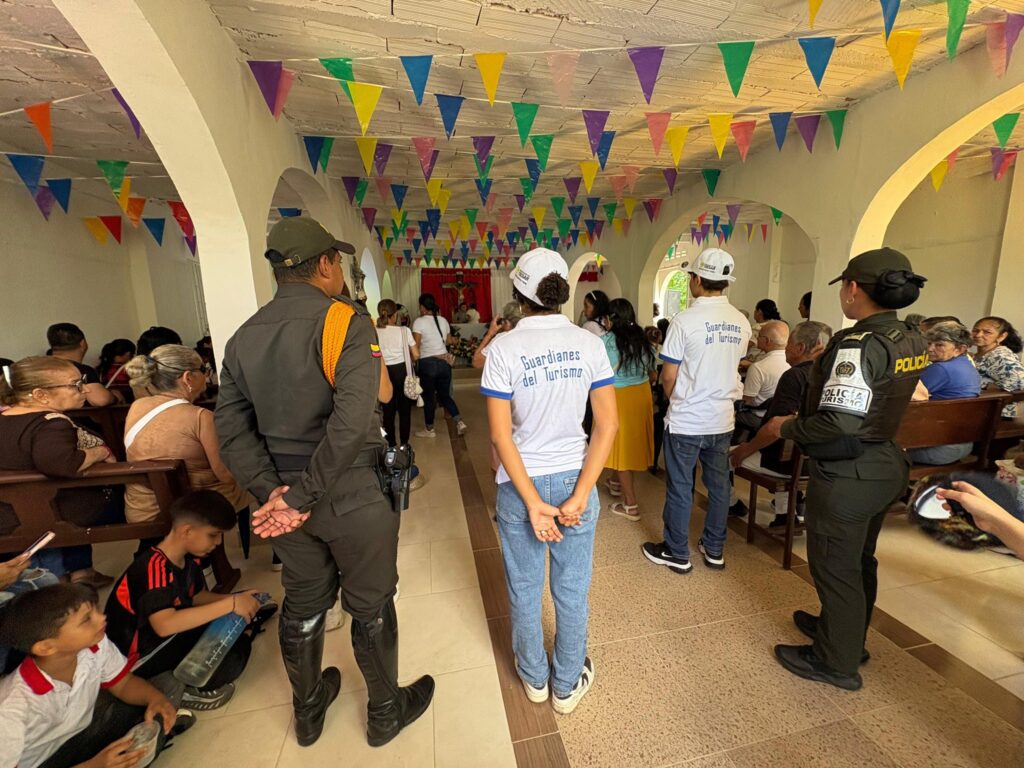 Integrantes de la Policía de Aguachica y Guardianes del Turismo brindan seguridad y acompañamiento en el interior de una iglesia durante la Semana Santa.