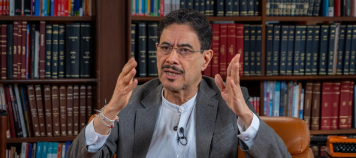 Senador Iván Cepeda en entrevista, gesticulando durante un análisis sobre la Asamblea Nacional Constituyente en Colombia.