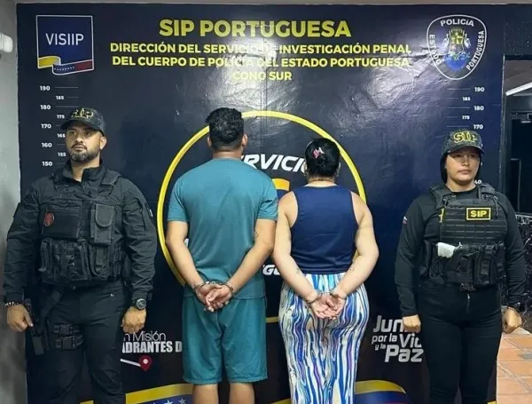 Dos individuos, un hombre y una mujer de espaldas y esposados, custodiados por dos oficiales de la policía venezolana (SIP Portuguesa) frente a un panel oficial que identifica a las autoridades investigativas del estado Portuguesa. Están vinculados a la desaparición y muerte de Yulixa Toloza tras un procedimiento estético en Bogotá.