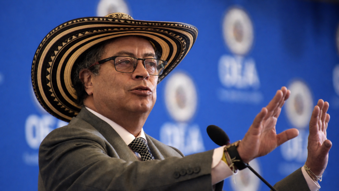 Gustavo Petro con sombrero vallenato hablando en conferencia internacional