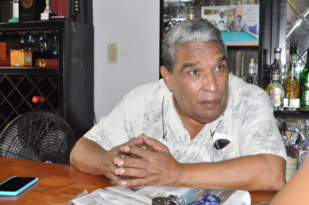 Carlos Quintero Maravilla Stereo falso audio: El periodista Carlos Quintero, director de la emisora Maravilla Stereo, sentado frente a una mesa durante una entrevista en Valledupar.