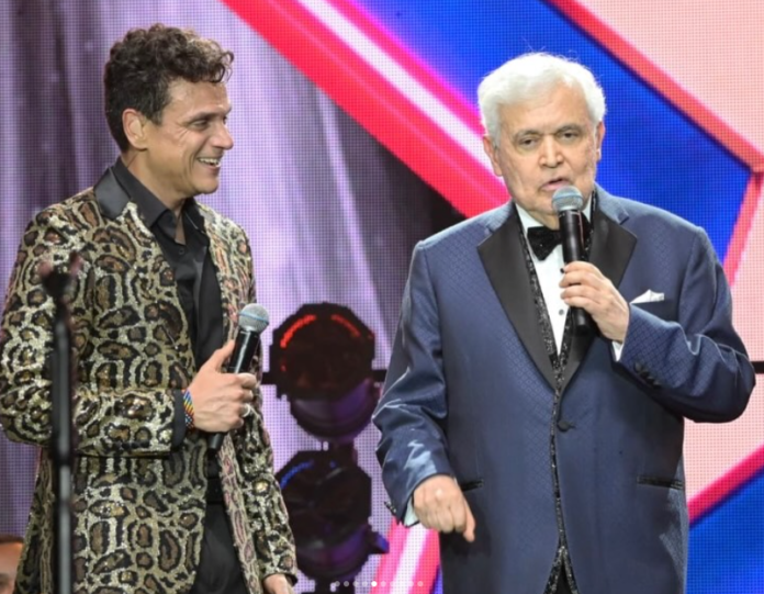 Jorge Barón y Silvestre Dangond compartiendo escenario en la Plaza Alfonso López durante el Festival Vallenato 2026.