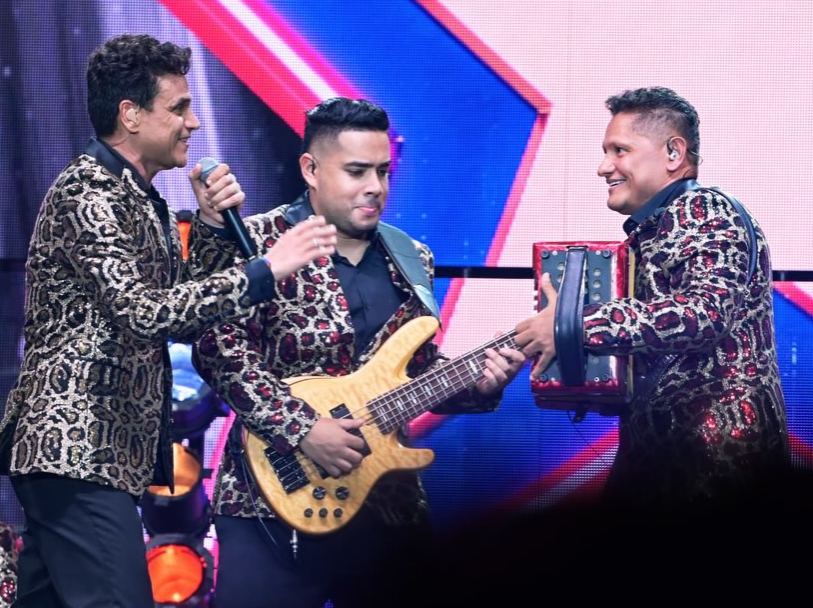 Silvestre Dangond cantando junto a su bajista y acordeonero en el Show de las Estrellas 2026.