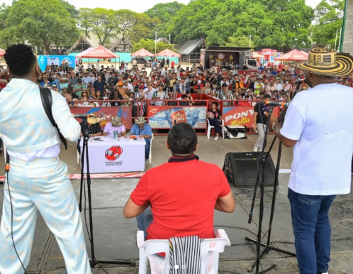 Acordeoneros y cajero compitiendo frente al jurado y una multitud en la tarima del Festival de la Leyenda Vallenata 2026.