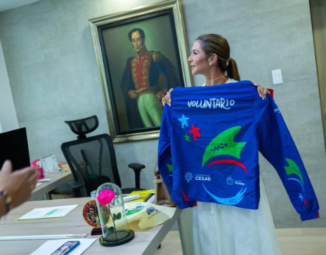 La Gobernadora Elvia Milena Sanjuán presenta la chaqueta oficial de voluntariado apoyada por la Gobernación del Cesar.