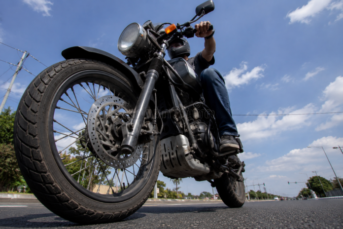 En Valledupar y el Cesar, la accidentalidad vial dejó de ser una estadística fría para convertirse en una crisis cotidiana. Exceso de velocidad, motociclistas sin casco, familias completas movilizándose en una sola moto y el irrespeto constante por las señales de tránsito están poniendo vidas en riesgo todos los días en las calles de la ciudad.