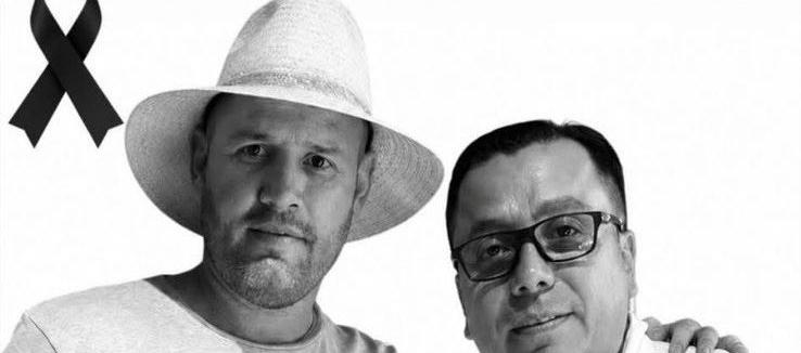 Retrato en blanco y negro del exalcalde Rogers Mauricio Devia y su exsecretario Fabián Cardona junto a un lazo de luto, tras su asesinato en el Meta.