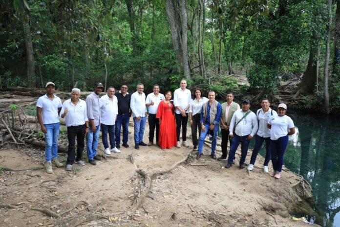 El director de Corpoguajira, Samuel Lanao Robles, junto al Consejo Directivo y líderes de Cañaverales frente a un cuerpo de agua.