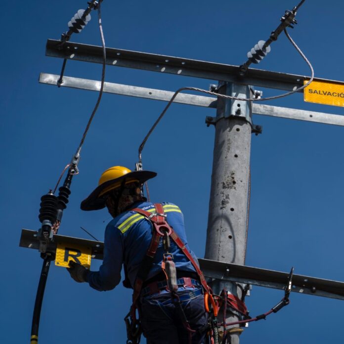 Técnico de Afinia realiza trabajos en redes eléctricas por cortes de energía programados en Valledupar.