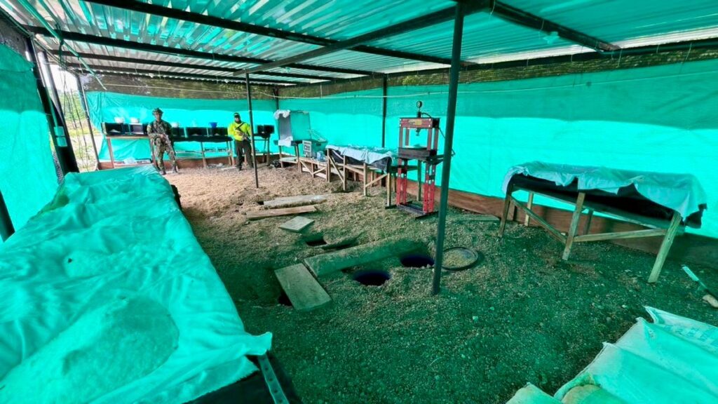 Vista interior de un megalaboratorio subterráneo en Aguachica, con mallas verdes, tanques y equipos para el procesamiento de droga.