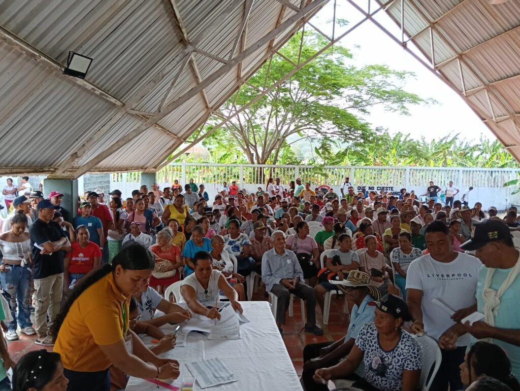 Funcionarios de Prosperidad Social atienden a una multitud de ciudadanos durante la jornada de inscripción y entrega de la estrategia Hambre Cero.