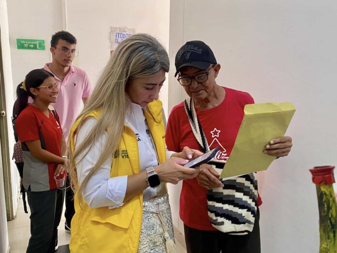 Funcionaria de la Alcaldía de Valledupar asesora a un ciudadano sobre el cobro de Renta Ciudadana.