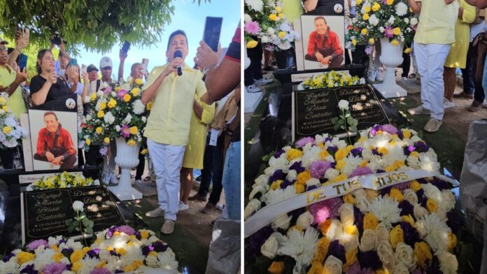Familiares y seguidores rinden homenaje a Diomedes Díaz en su tumba con flores y mensajes de recuerdo.