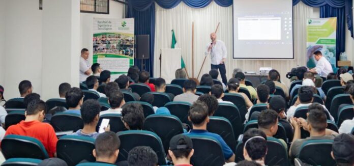 Estudiantes y jóvenes de Valledupar participaron en un encuentro académico sobre transición energética, innovación y sostenibilidad realizado en la Universidad Popular del Cesar.