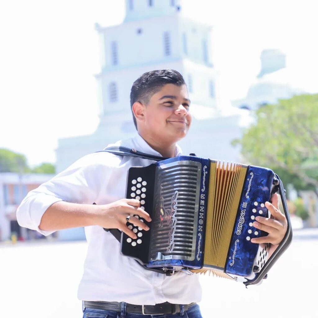 Samuel Arzuaga Robles, Rey Vallenato Juvenil 2026, tocando el acordeón en la Plaza Alfonso López de Valledupar.