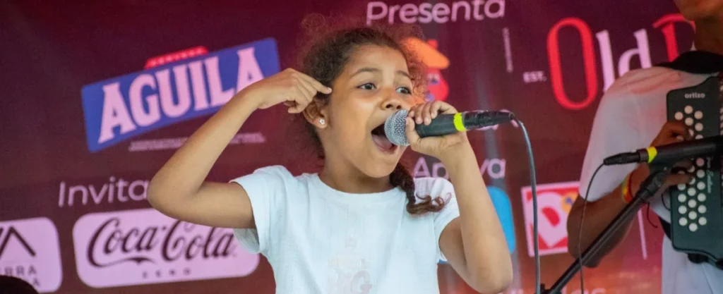 Sheryl Sofía Arcos señalando su cabeza como gesto de agilidad mental durante la final de Piqueria Infantil en Valledupar.