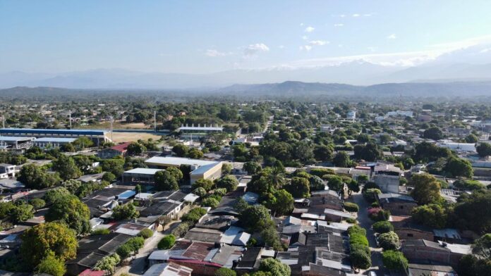 Corredor minero Cesar elecciones transición energética: Vista aérea de un municipio del corredor minero en el departamento del Cesar, mostrando el casco urbano y las montañas al fondo.