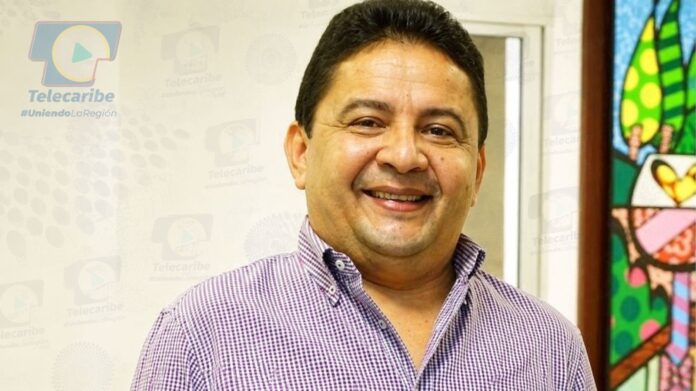 Ismael Fernández, Gerente de Telecaribe, sonriendo, vinculado a la noticia de las demandas por el robo de transmisión del Festival Vallenato.