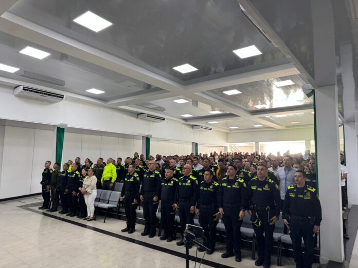 Grupo de 300 uniformados de la Policía del Cesar de pie en un auditorio durante la capacitación sobre el aplicativo 'Comitium'.