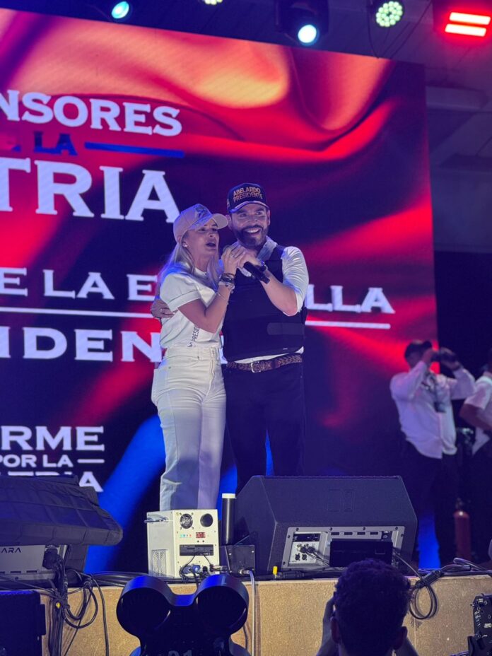 Abelardo de la Espriella en la tarima frente a miles de seguidores con banderas de Colombia en un evento multitudinario en Valledupar.
