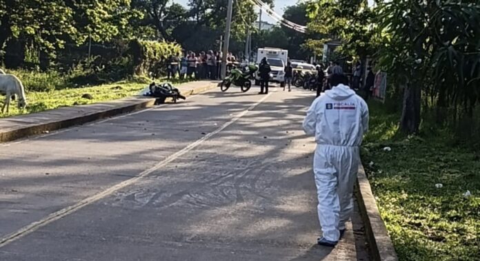 Personal del CTI de la Fiscalía adelanta el levantamiento del cuerpo tras el homicidio en Manaure Cesar de Alfonso Amaya.