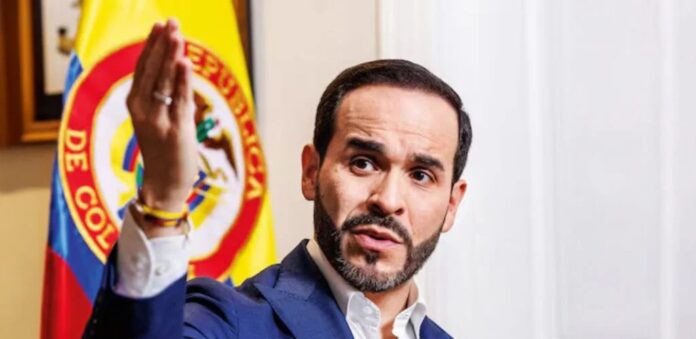 El abogado y candidato presidencial Abelardo de la Espriella gesticula durante un discurso frente a una bandera de Colombia, previo a su visita de campaña a Valledupar.