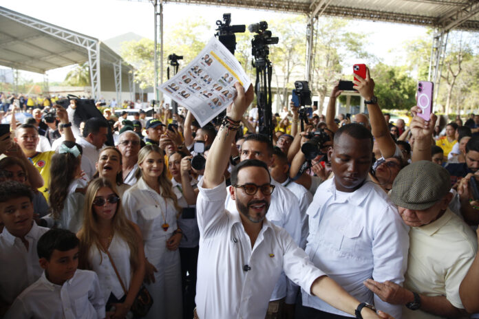El candidato presidencial muestra sonriente el tarjetón electoral antes de depositarlo en las urnas durante la jornada de Abelardo de la Espriella elecciones presidenciales.