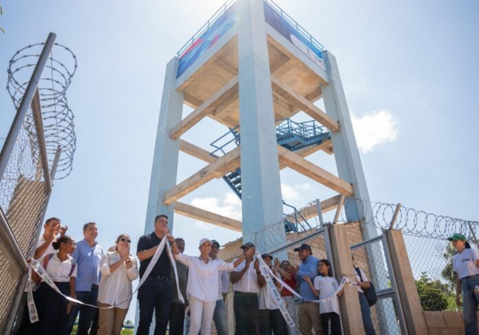 La gobernadora Elvia Milena Sanjuan corta la cinta de inauguración junto al nuevo acueducto de San Sebastián Curumaní de estructura elevada.