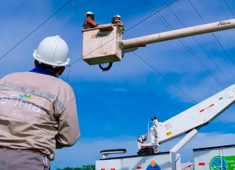 Operarios de la empresa Afinia del Grupo EPM realizando trabajos de mantenimiento en redes de energía con una grúa de canasta.