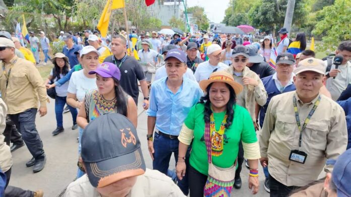 La senadora colombiana camina con su indumentaria tradicional indígena en medio de una manifestación pública masiva que motivó el caso de Aída Quilcué investigación CNE.