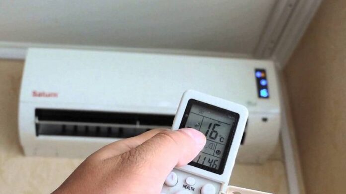 Control remoto programando un aire acondicionado a 16 grados en un hogar de Valledupar para explicar el alto consumo eléctrico.