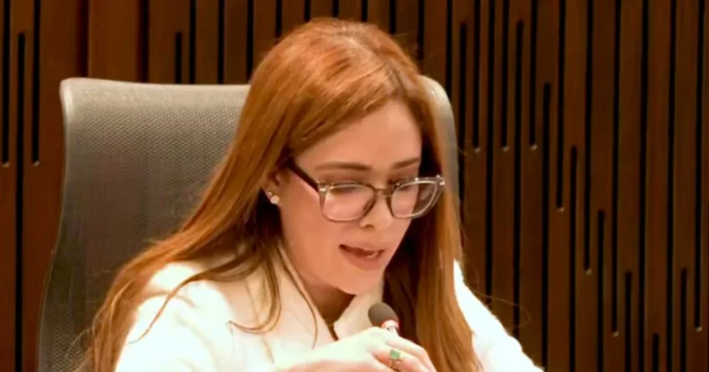 Ana Elena Monsalvo interviniendo ante un micrófono durante una sesión formal o entrevista para la Contraloría General.
