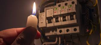 Racionamiento de energía en el Cesar: una vela ilumina un tablero eléctrico durante un apagón.