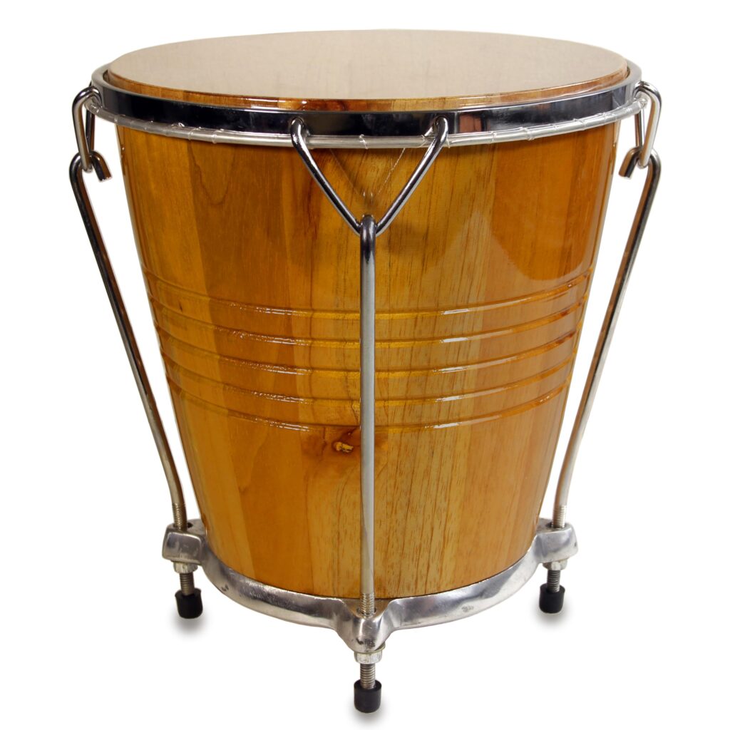 Caja vallenata tradicional de madera clara barnizada con herrajes metálicos de afinación y parche.