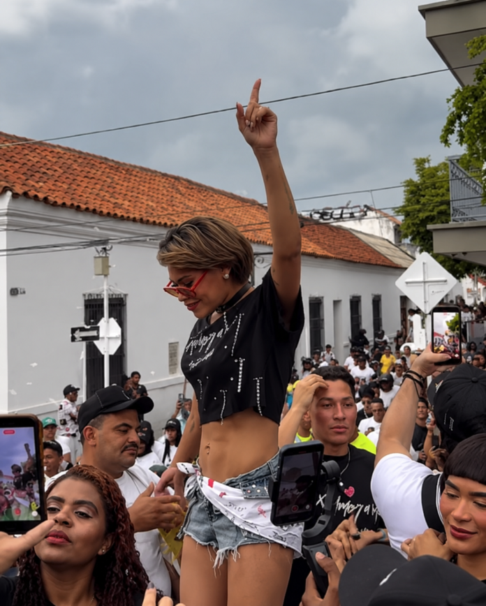 Multitudinaria caminata de los fanáticos acompañando a la cantante Ana del Castillo en Valledupar.