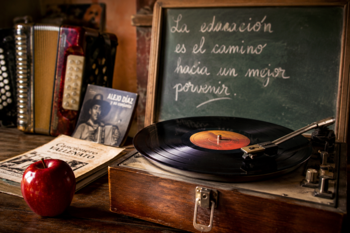 Composición musical en homenaje a los docentes inspirada en la canción Los maestros de Poncho Zuleta.