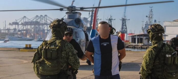 Custodia militar a un detenido con rostro difuminado tras un operativo contra un cabecilla del Clan del Golfo.