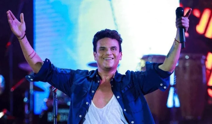 Silvestre Dangond en pleno concierto celebrando su cumpleaños con el Silvestrismo.