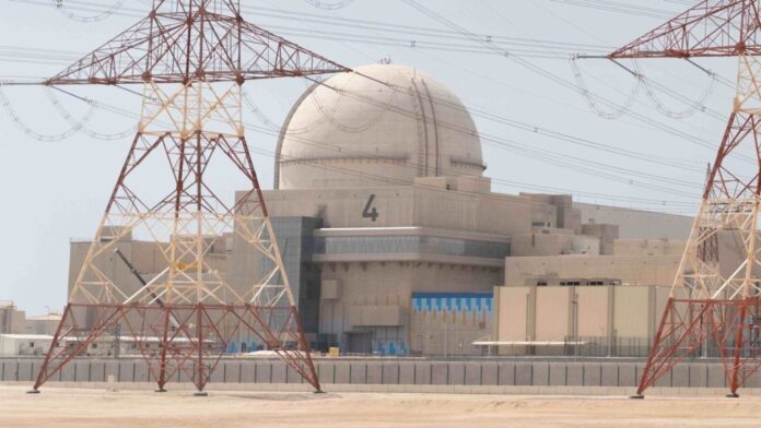 Vista exterior de las instalaciones y reactores de la central nuclear de Barakah en Emiratos Árabes Unidos, objetivo de un reciente ataque con dron.