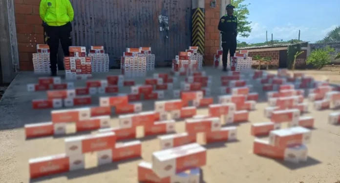 Autoridades exhiben 7.000 cajetillas de cigarrillos de contrabando incautadas en un bus en el Cesar.