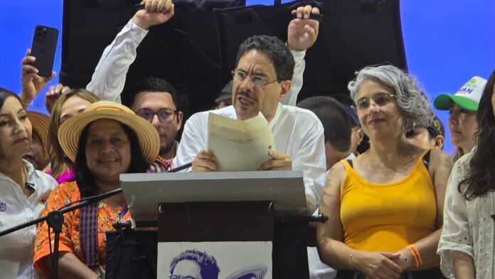 Ivan Cepeda defiende la política de Paz Total rodeado de ciudadanos en un evento público.