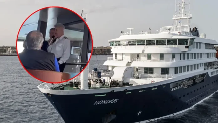 Captura de video del Capitán del crucero Hondius informando a los pasajeros sobre la muerte por Hantavirus en alta mar.